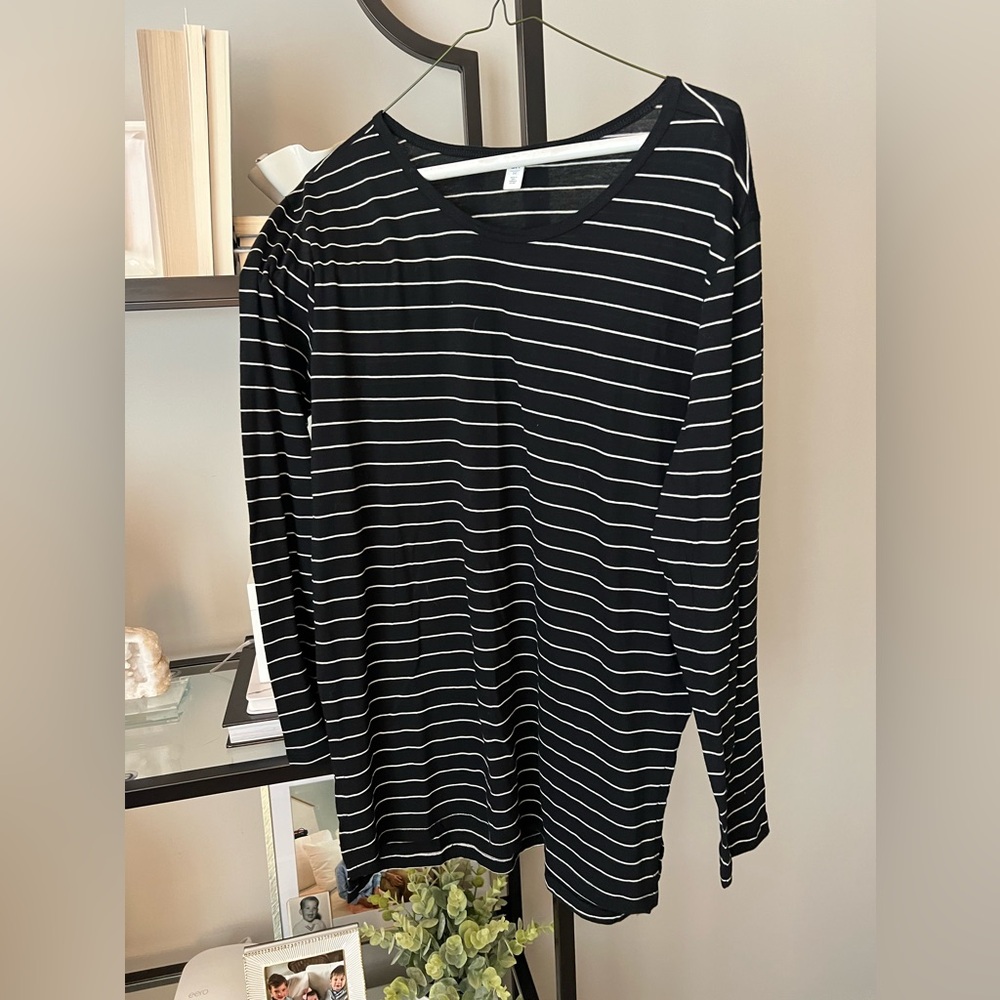 New black and white striped tee